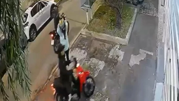 A una mujer le intentaron robar la moto y utilizó un dispositivo para electrocutar al delincuente
