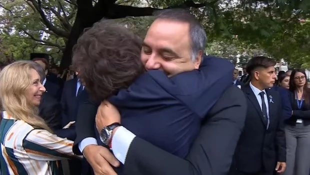 Milei respaldó a Adorni en Olivos y busca resistir la presión por su salida