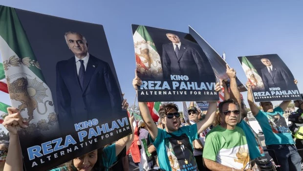 La diáspora iraní en los Estados Unidos protestó antes del partido que el lunes sostuvieron Irán y Nueva Zelanda en Los Angeles. Los manifestantes proponen el cambio de gobierno y la entronización de Reza Pahlevi, hijo del último Sha de Persia.
