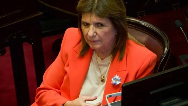 Bullrich impulsa acuerdos en el Senado con los bloques dialoguistas para demorar la interpelación a Adorni