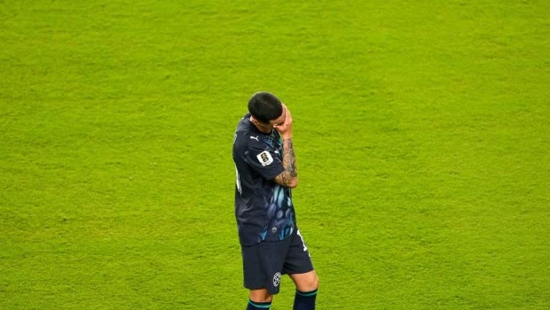 Miguel Almirón, el primer jugador expulsado por cubrirse la boca