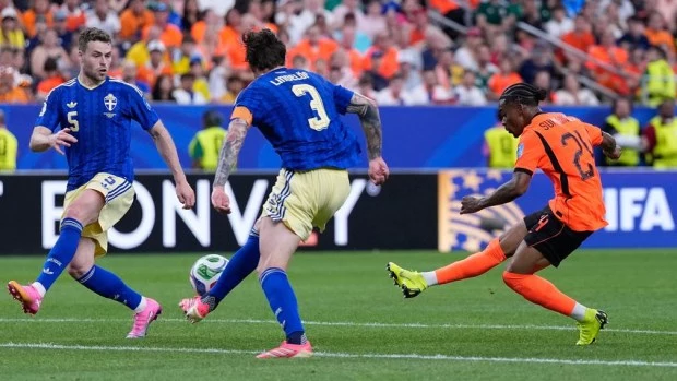 Crysencio Summerville, de los Países Bajos, anota el quinto gol de su equipo.