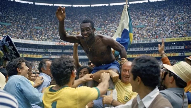 Pelé es llevado en andas luego de ganar el Mundial de 1970.
