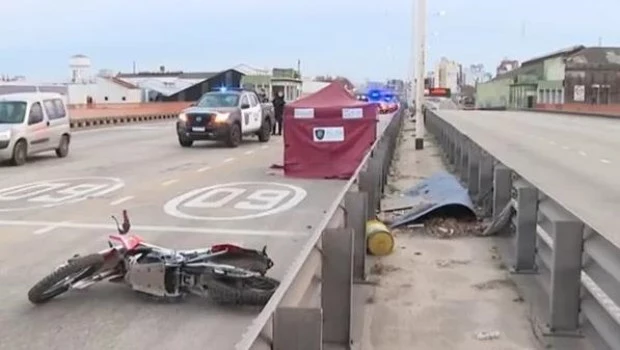 Un motociclista murió en la autopista 9 de Julio Sur al chocar contra un auto a la altura del Puente Pueyrredón