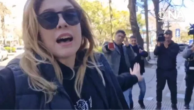 Lilia Lemoine le dio un cachetazo a una mujer que la insultó y escupió en la cara