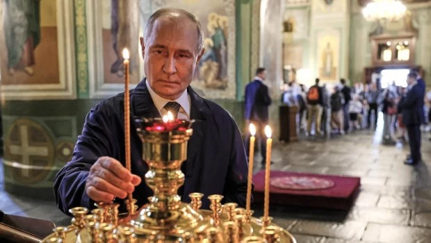 El presidente ruso Vladimir Putin enciende una vela durante su visita a la Catedral de la Anunciación del Kremlin de Kazán, en el marco de la cumbre Rusia-ASEAN celebrada en Kazán, Rusia (17 de junio de 2026).