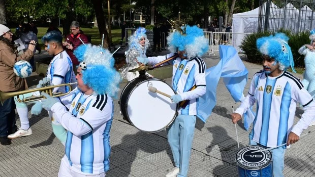 Aficionados de Argentina se reúnen para observar el partido de su selección frente a Austria en un Fan Fest este lunes, en la Plaza San Martin de Buenos Aires (Argentina).