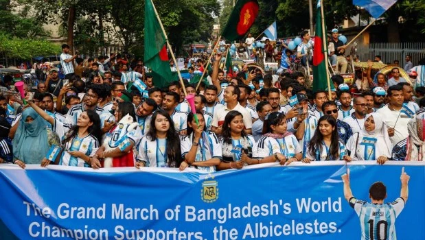 En Bangladesh, la devoción por el equipo de Lionel Messi moviliza a una multitud que vibra a más de 16.000 kilómetros de distancia.