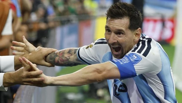 Messi rebasa la historia, doblega a Austria y sitúa a la Argentina en 16avos de final