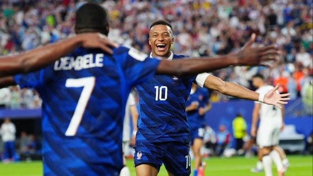 Con dos tantos de Mbappé, Francia goleó a Irak y se instaló en la segunda fase del Mundial