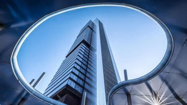 Desalojan en Madrid el segundo rascacielos más alto de España por un incendio