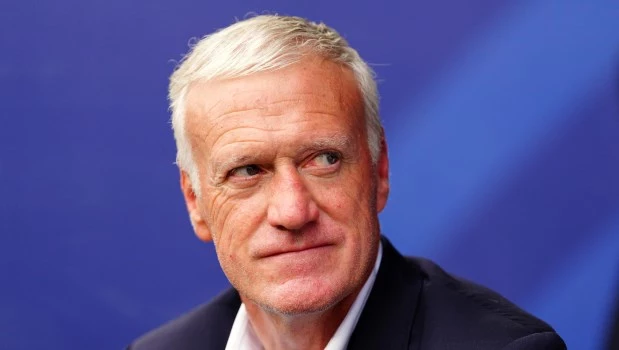 El técnico de Francia, Didier Deschamps, dejó la concentración y voló a su país tras la muerte de su madre
