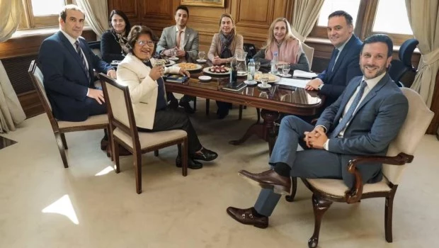 Adorni buscó una nueva foto de respaldo con senadores libertarios que lo fueron a ver a la Casa Rosada.