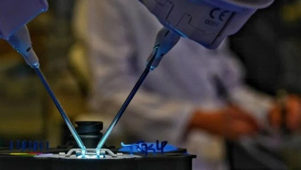 Hong Kong logra el primer trasplante hepático de donante vivo con microcirugía robótica