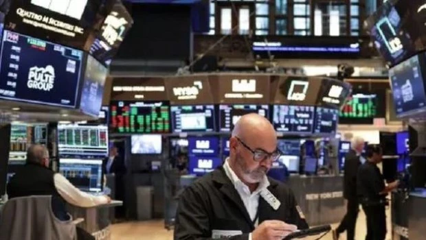 Caen las acciones argentinas en Wall Street y sube el riesgo país
