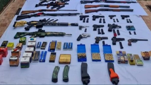 Allanan la casa de un menor que se registró practicando tiro en un polígono y secuestran 25 armas