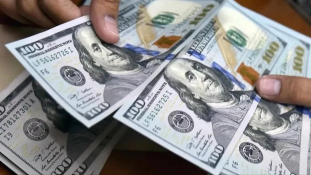Después de siete subas consecutivas, el dólar mayorista roza los 1.500 pesos
