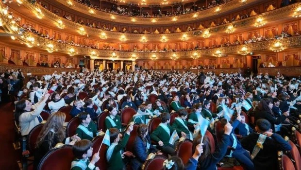 Alumnos de cuarto grado de escuelas públicas y privadas participaron en el Teatro Colón de la tradicional ceremonia.