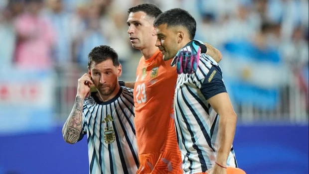 Messi y Dibu (a su lado aparece Rulli) quizás sean dos de los titulares que estén frente a Jordania.