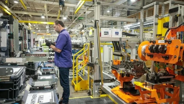 En mayo volvió a caer la industria, pero hay señales de rebote