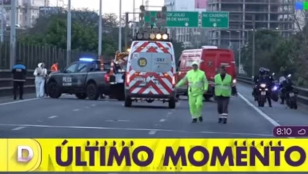Muerte en la Autopista 9 de Julio sur: le quisieron robar la moto, se defendió y abatió al delincuente
