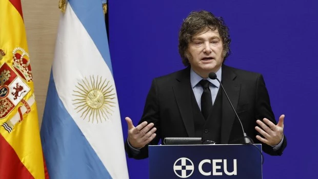 Milei dice que cree en la honestidad de Adorni, pero si la Justicia lo considera culpable lo “eyecta”