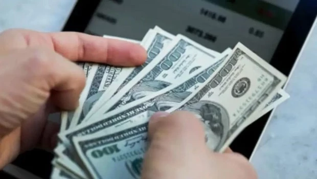 El dólar oficial cerró la semana sin cambios, aunque la suba del mes roza el 5%