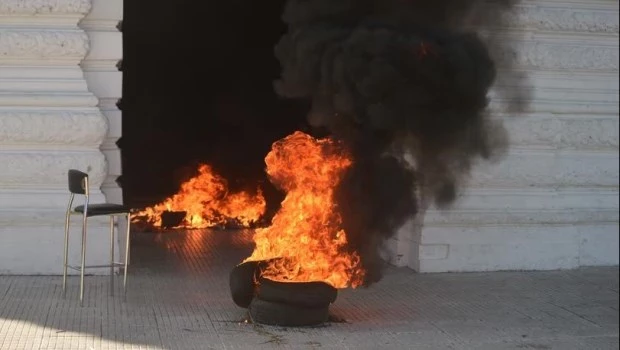 Destrozos en la Municipalidad de La Plata: detienen a cooperativistas de Grabois que protestaban por despidos
