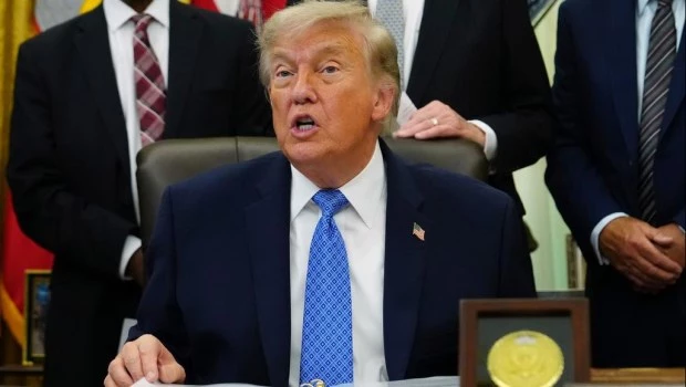 Estados Unidos ataca a Irán en respuesta a ataque contra un buque que según Trump violó el alto al fuego