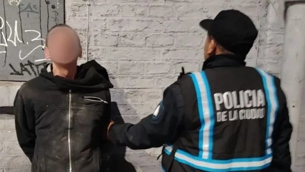 La policía atrapa a un boquetero cuando robaba una zapatería en Villa Urquiza