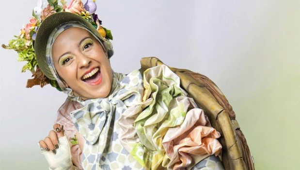Loli Basualdo encarna a la tortuga viajera en la obra que debutó en el teatro Regio. (Foto: Carlos Furman)