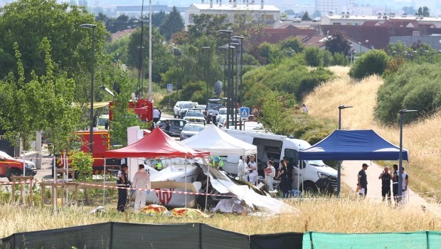 Francia: once personas murieron tras la caída de una avioneta con paracaidistas