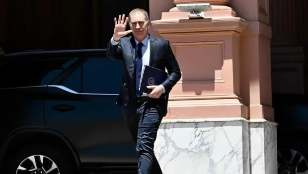 Milei recibirá a Santilli en Olivos para empezar la sucesión en la Jefatura de Gabinete