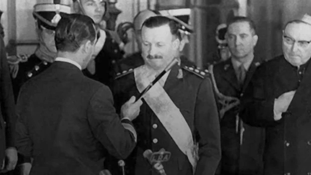 Juan Carlos Onganía recibe el bastón de mando.