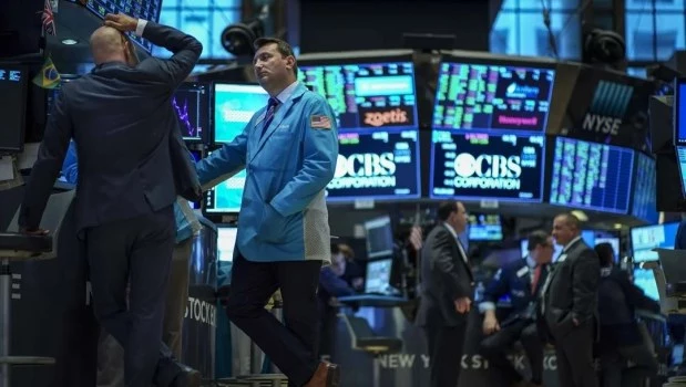 El dólar cerró estable, cayó el riesgo país a 428 puntos y subieron las acciones argentinas