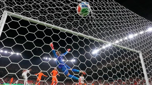 Issa Diop (izquierda), de Marruecos, anota el tanto del empate ante Holanda.