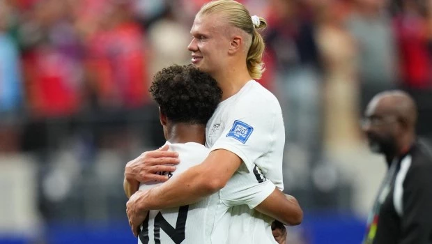 DALLAS (Estados Unidos), 30/06/2026.- Erling Haaland (derecha), de Noruega, y su compañero Oscar Bobb celebran tras el partido de dieciseisavos de final de la Copa Mundial de la FIFA 2026 entre Costa de Marfil y Noruega, en Dallas