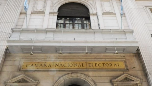Revés judicial para el Gobierno: declaran nulo el DNU que pasaba el trámite de ciudadanía a Migraciones