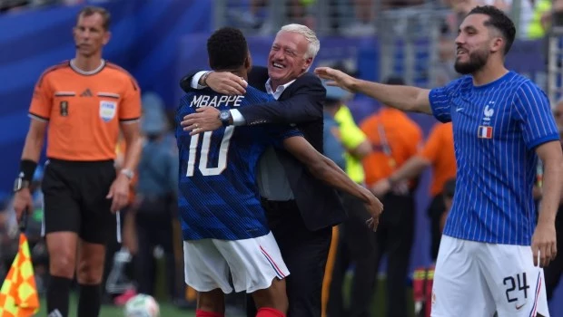 Mbappé abrió la cuenta frente a Suecia y lo celebró junto con su entrenador, Didier Deschamps, quien regresó al Mundial tras el sepelio de su madre.