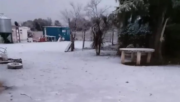 El frío extremo trajo nieve y tiñó de blanco varias zonas del país