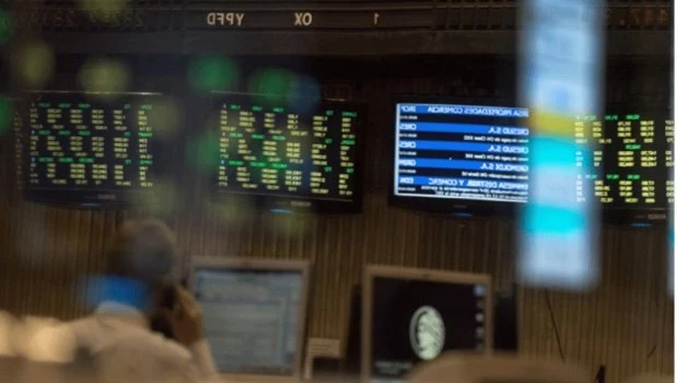 El riesgo país cae a 418 puntos, impulsado por otra suba de bonos