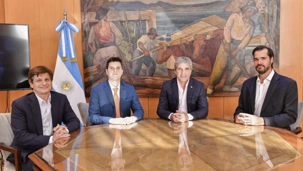 Caputo junto al secretario de Asuntos Nucleares, Federico Ramos Nápoli; el CEO de Meitner Energy Latam, Teófilo Lacroze y el Director de Asuntos Externos y Nuevos Negocios de la empresa en Argentina, Pablo Franzetti.