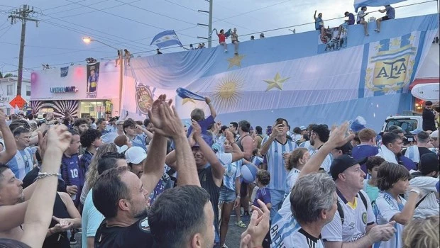 Multitudinario banderazo de Argentina en Miami: música, asado y una presentación especial de Ciro