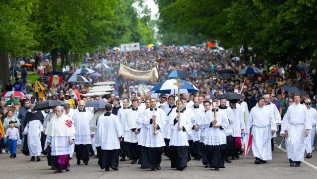 La conversión en masa de jóvenes católicos llamó la atención de los medios estadounidenses.