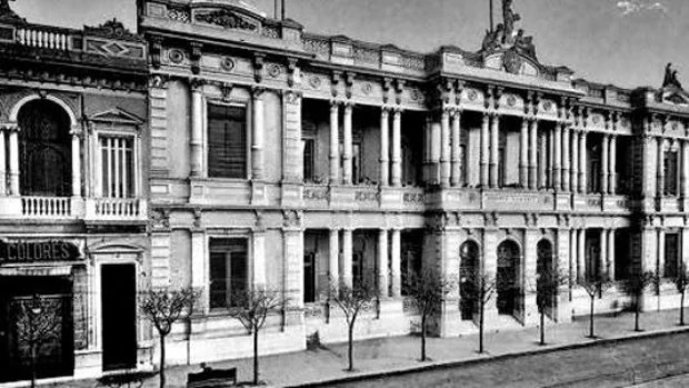 El edificio de la Escuela Domingo Faustino Sarmiento, en Callao 448/452, es otra de las obras emblemáticas del arquitecto Morra en materia de establecimientos educativos.