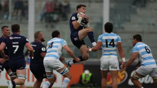 Jamie Dobie, de Escocia (en el centro), salta por encima de Guido Petti, de Argentina (a la izquierda).