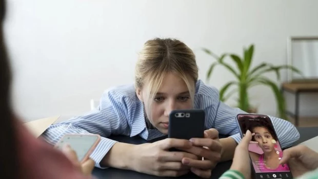 Nomofobia y ansiedad social: la crisis que reconfigura el cerebro adolescente