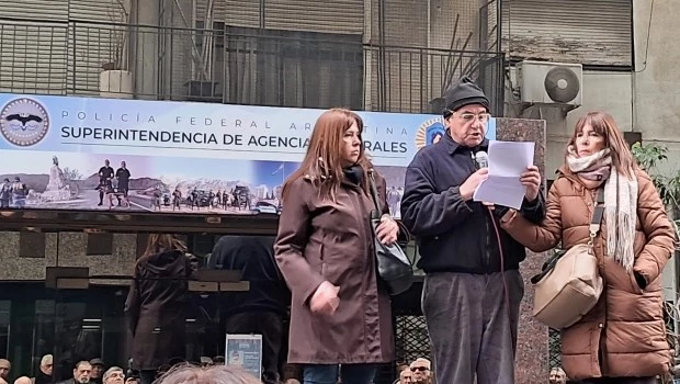 Reclaman condenar a Firmenich y Verbitsky por la masacre en el comedor de la Policía Federal