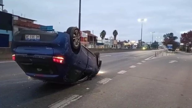 Lomas de Zamora: hallan un auto volcado y abandonado con alcohol y drogas