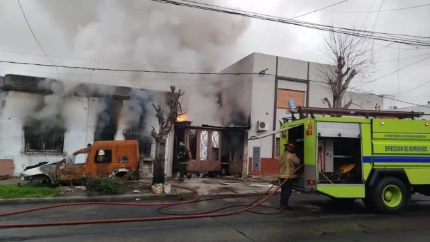 Una mujer murió en un incendio en La Plata y un hombre sufrió graves quemaduras